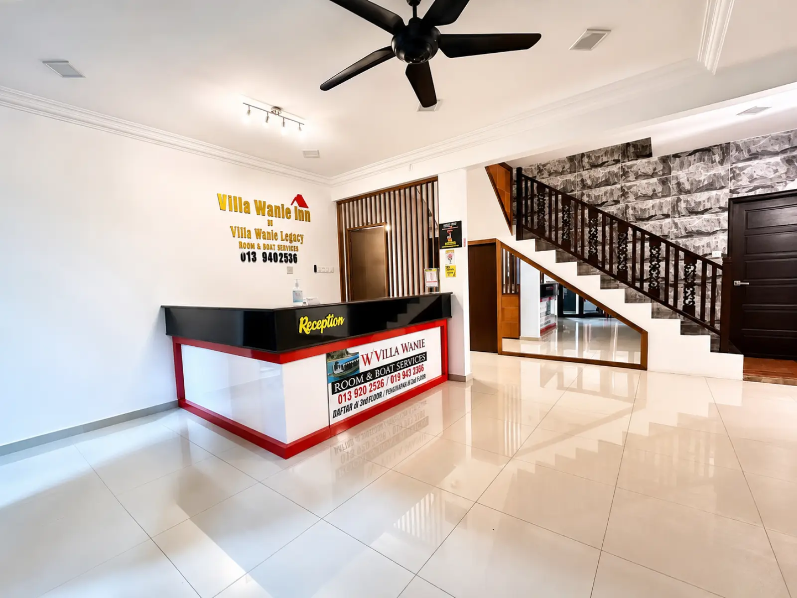 Front desk and small seating area in the lobby of Villa Wanie Inn