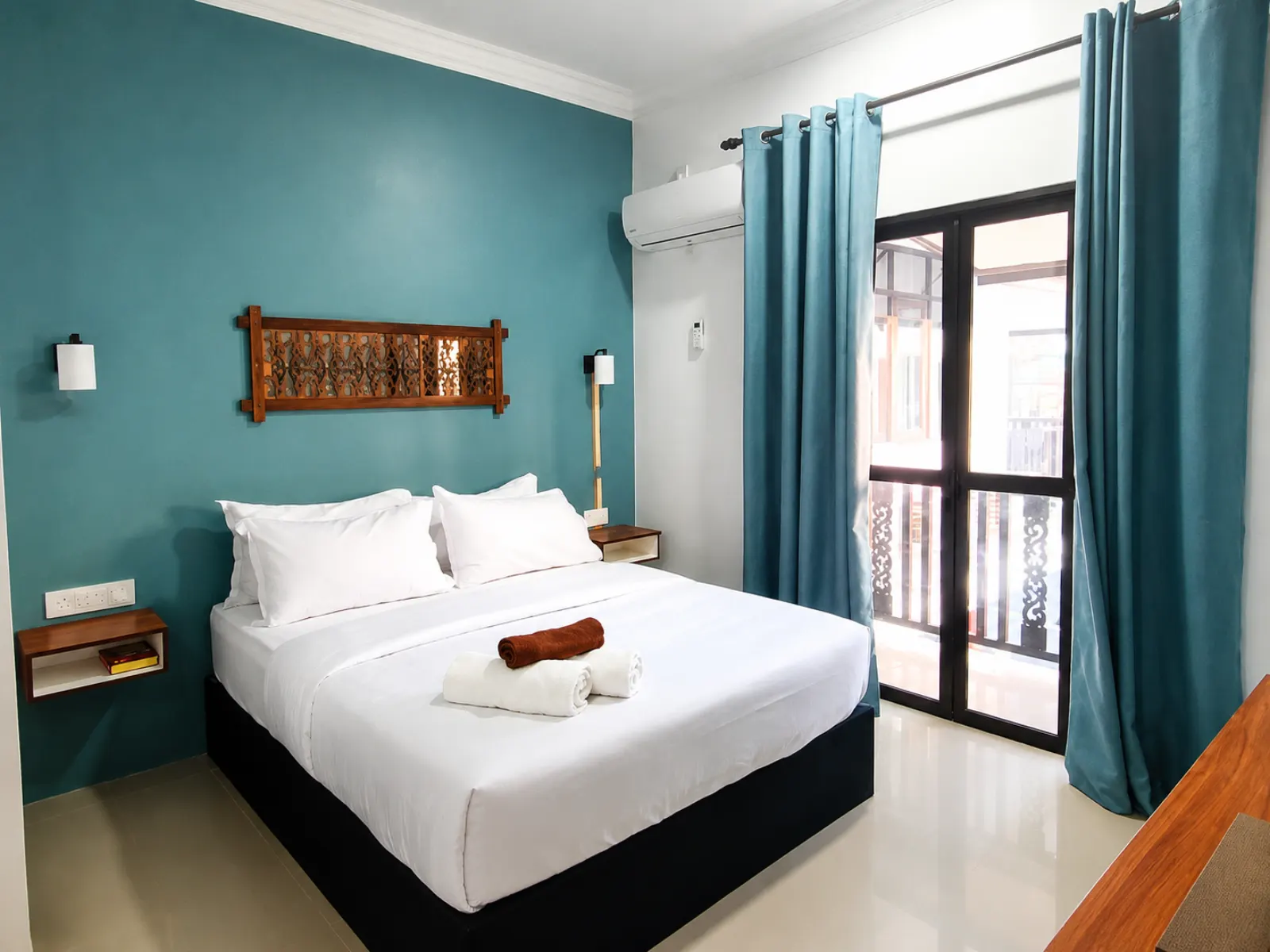 Bilik deluxe double dengan balkoni menghadap taman tropika di Villa Wanie Inn