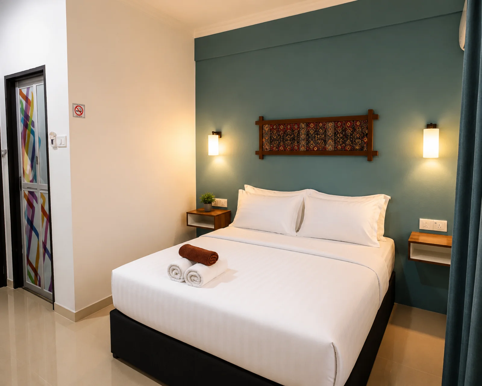 Bilik keluarga lapang dengan balkoni dan pemandangan taman tropika di Villa Wanie Inn